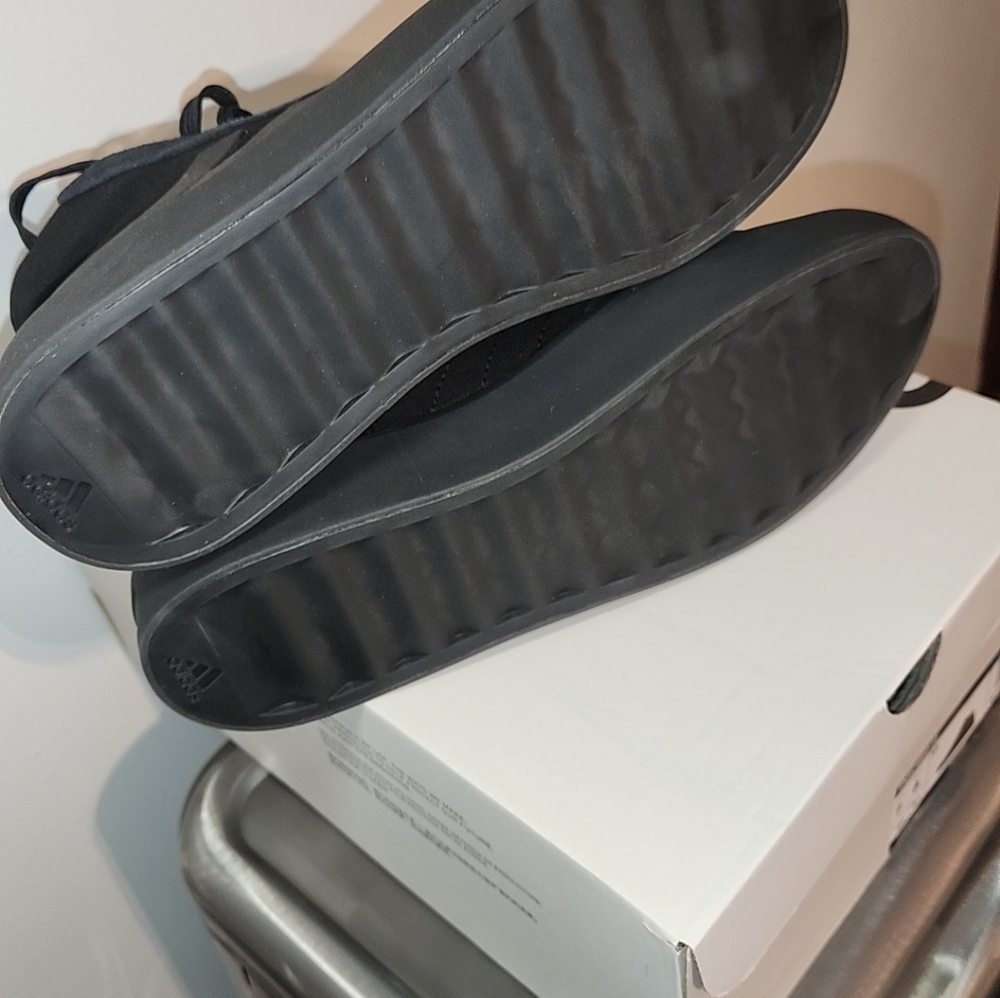 Adidas shoes - Picture 3 of 4